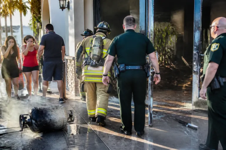 Man accused of walking through Tampa restaurant with flaming propane tank, knives; arrested