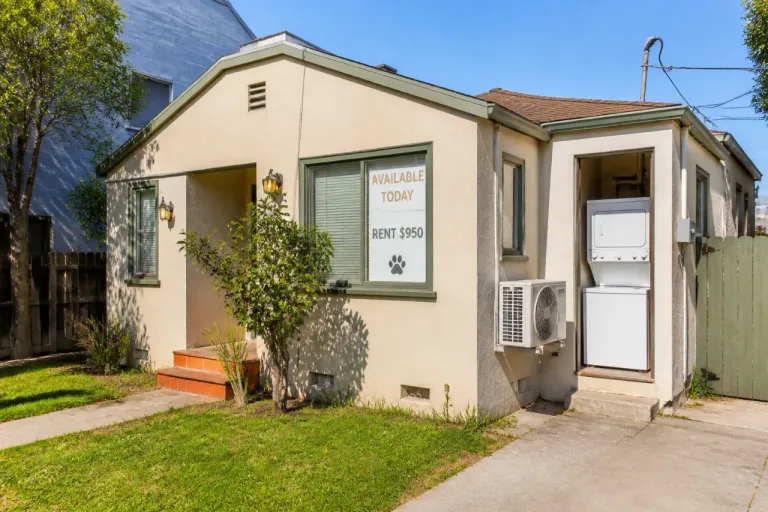 Pasadena rental listed at $950: 1-bed, 2-bath unit near central neighborhoods